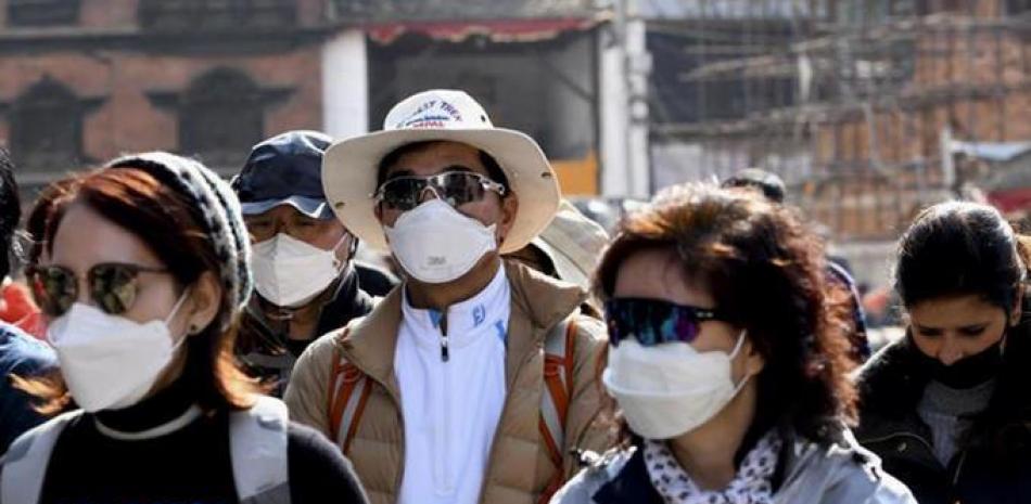 Ciudadanos con mascarillas, foto de archivo LD