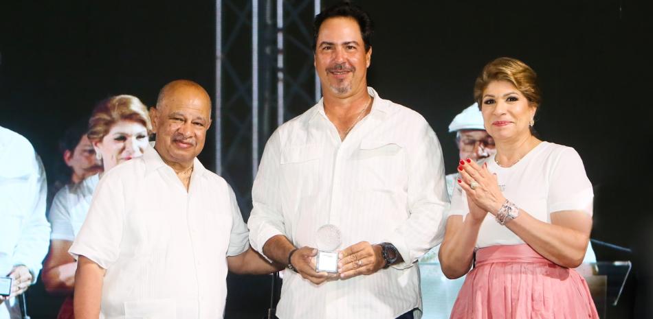 Rafael Lantigua y Cira Angeles, VP y Presidente respectivamente del Board de la Fundación Nasry Michelen, entregan el trofeo al campeón overall, Marcel Olivares.