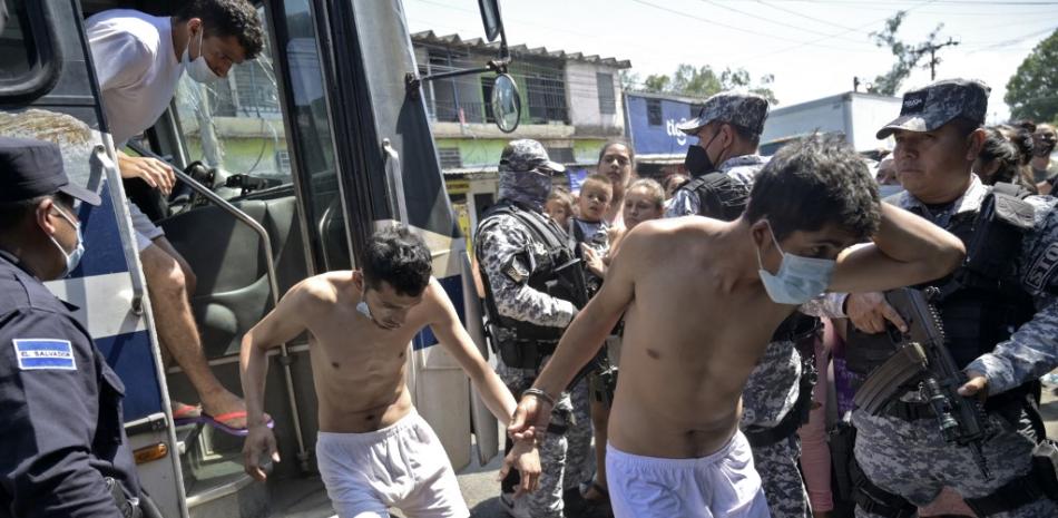 La mayoría de las personas detenidas en El Salvador durante el régimen de excepción, implementadas desde finales de marzo para controlar una ola de violencia, son jóvenes provenientes de zonas pobres y de escasos recursos, según un informe presentado este martes. MARVIN RECINOS / AFP