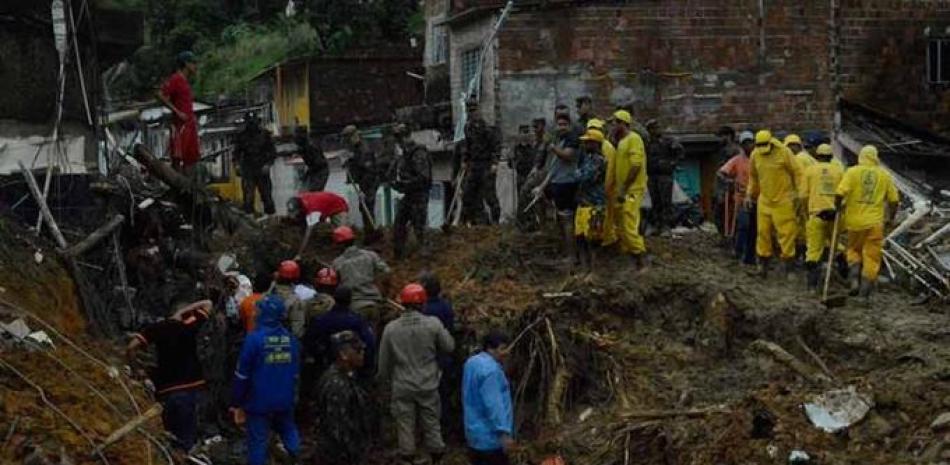 Bomberos, soldados del ejército y voluntarios trabajan en el área de un deslizamiento de tierra provocado por fuertes lluvias hoy, en el barrio Jardim Monteverde de la ciudad de Jaboatão dos Guararapes (Brasil). EFE/Genival Paparazzi