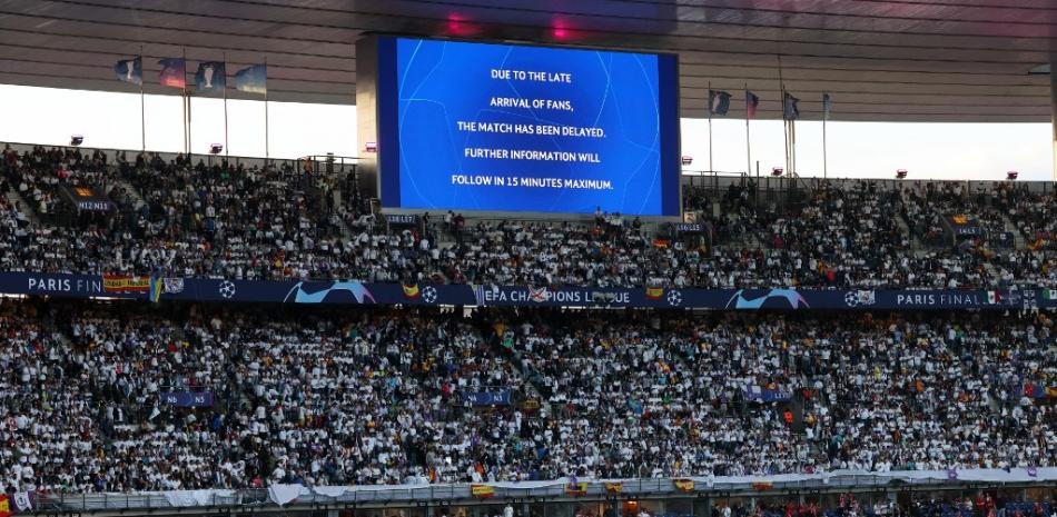 El retraso del inicio del partido está escrito en la pantalla antes del partido de fútbol de la final de la UEFA Champions League entre el Liverpool y el Real Madrid en el Stade de France en Saint-Denis, al norte de París, el 28 de mayo de 2022. Tomás COEX / AFP