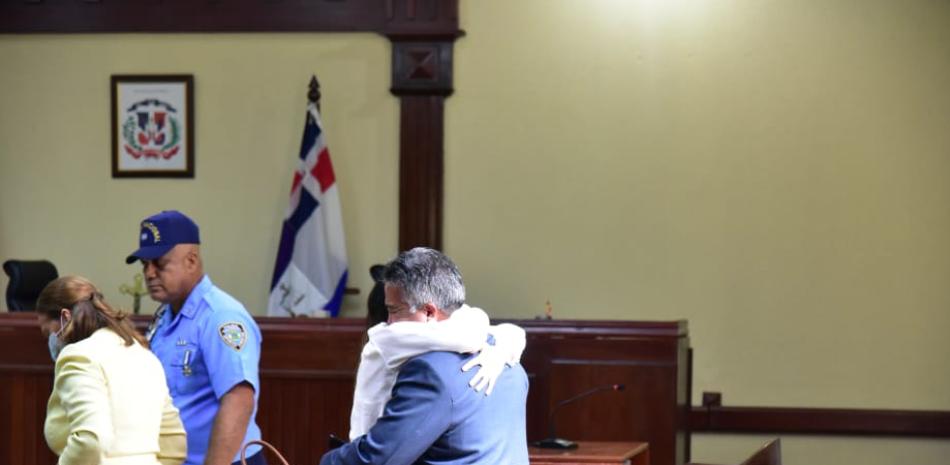 El pasado secretario de las Fuerzas Armadas, Pedro Rafael Peña Antonio, llora entre brazos de un familiar al terminar la audiencia que le declaró no culpable de recibir soborno. JORGE LUIS MARTINEZ/LD