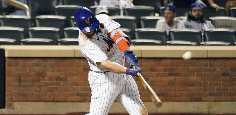 Pete Alonso, de los Mets de Neuva York, dispara un jonrón en la ocatava entrada del partido contra los Nacionales de Washington, en Nueva York.