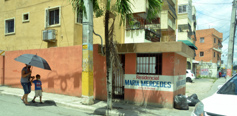 Los vecinos del residencial María Mercedes han dispuesto tres turnos de vigilancia para garantizar la seguridad en el sector. LEONEL MATOS /LD