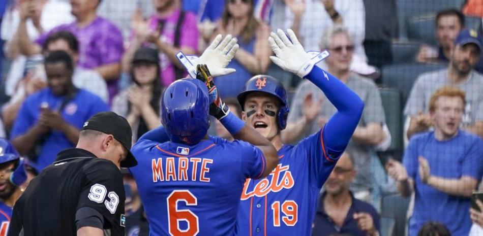 El dominicano Starling Marte y Mark Canha, de los Mets de Nueva York, festejan tras anotar en un jonrón del primero ante los Nacionales de Washington.