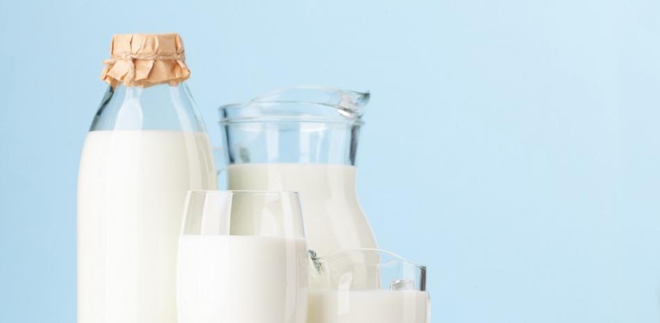 La leche y los productos lácteos se destacan como una fuente importante y asequible de calcio, proteínas y vitaminas A, B y E. ISTOCK