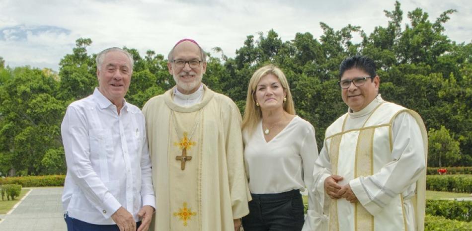 Leonardo Vargas, monseñor Víctor Masalles, Michelle Selman y el padre Roberto Solano
