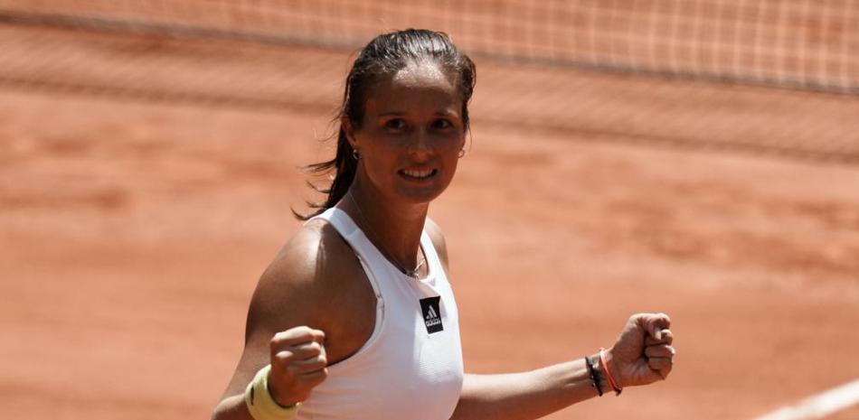 Daria Kasatkina celebra tras vencer a Veronika Kudermetova en un partido de cuartos de final del Abierto de Francia. Kasatkina ganó 6-4, 7-6 (7/5).