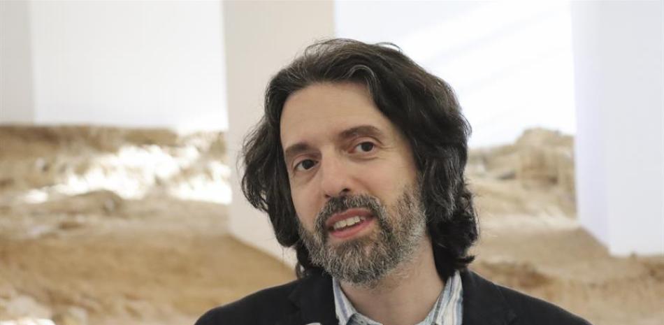 El escritor hispano argentino Andrés Neuman, ganador del Premio Alfaguara (2009), mantiene una entrevista en la Agencia EFE en Ceuta. Neuman ha valorado la literatura no se ha ocupado de los padres "buenos" sino de los "terribles o vengadores". EFE/ Rafael Peña