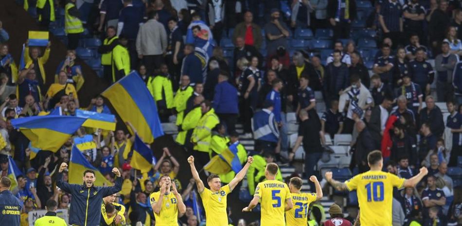 El equipo ucraniano festeja el silbatazo final de su partido contra Escocia en la repesca rumbo a la Copa del Mundo, en el estadio Hampden Park, en Glasgow, Escocia.