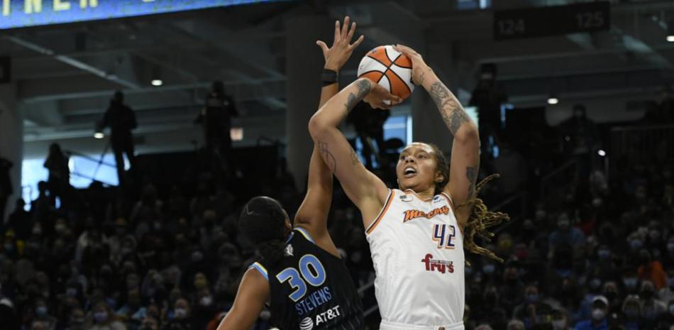 Brittney Griner (42), del Mercury, efectúa un lance frente a Azura Stevens (30), del Sky de Chicago, en la primera mitad del cuarto partido de la final de la WNBA en 2021.