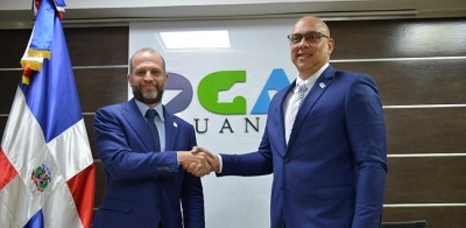 Daniel Peña, subdirector de Tecnología de la DGA y Juan Gabriel Gautreaux, director del Centro Nacional de Ciberseguridad durante firma de acuerdo.