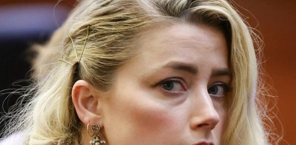 La actriz estadounidense Amber Heard espera antes de que el jurado anuncie un veredicto dividido a favor de Johnny Depp y Amber Heard en su demanda. Foto: AFP forum.