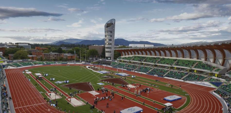 Corredores participan en la carrera de 10.000 metros del Campeonato Colegial de Pista y Campo de la División 1 en el Haward Field, en Eugene, Oregon.