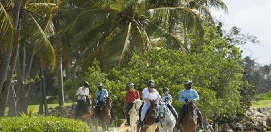 Turistas pasean a caballo por la orilla de la playa, hoy en Punta Cana (República Dominicana). EFE