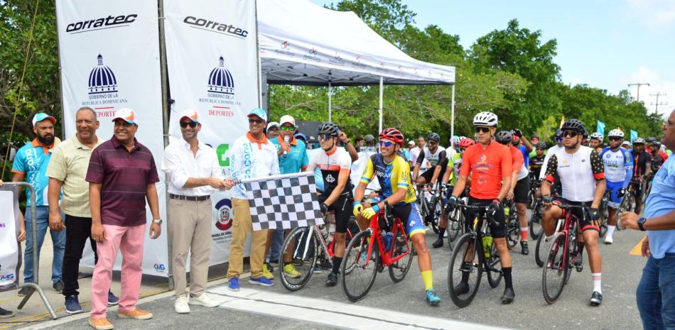Frank Elias Rainieri y José P. Monegro al momento de dar el banderazo que dejó inagurado el grand Prix de Ciclismo Punta cana 2022