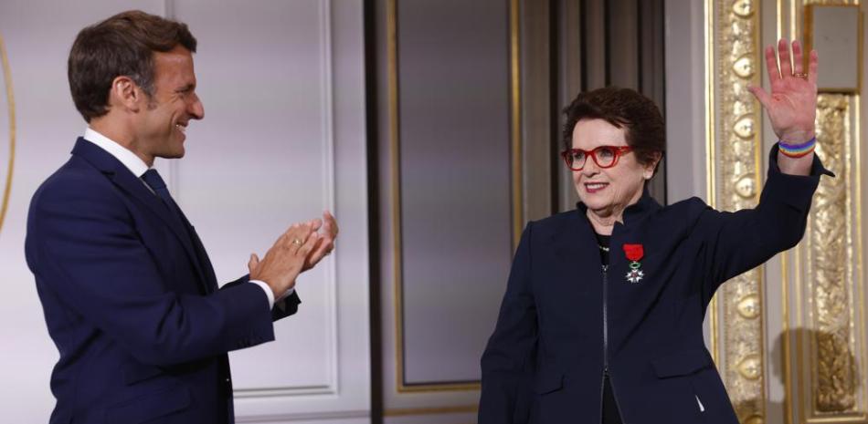 El presidente francés Emmanuel Macron aplaude a la estadounidense Billie Jean King, leyenda del tenis que recibió la Legión de Honor, el mayor honor civil de Francia.