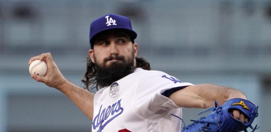 El abridor de los Dodgers de Los Ángeles Tony Gonsolin lanza en el primer inning del juego de la MLB que enfrentó a su equipo con los Mets de Nueva York.