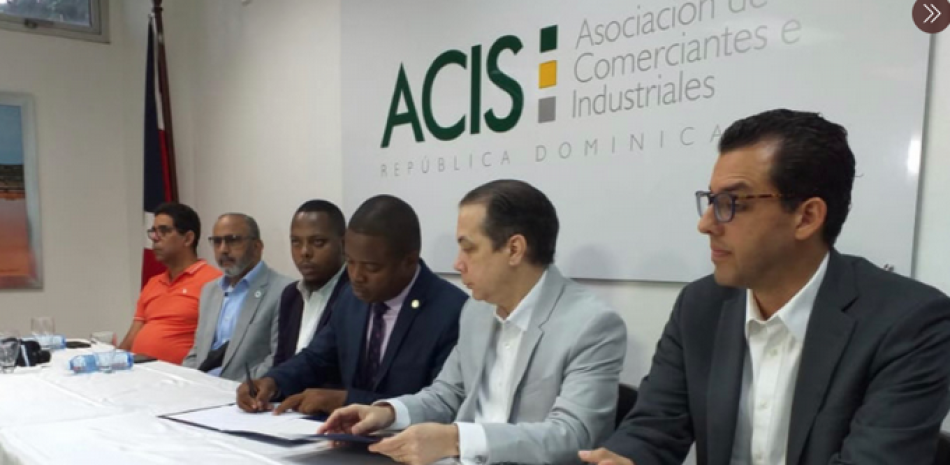 Directivos de ACIS y representantes del Consulado de Haití en el país durante la firma del acuerdo.
