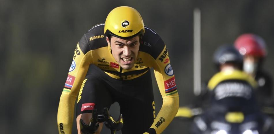 Tom Dumoulin acelera durante la 20ma etapa del Tour de Francia, una prueba contrarreloj individual de 36,2 kilómetros (22,5 millas), de Lure a La Planche des Belles.
