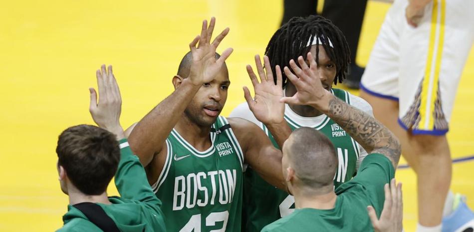 El dominicano Al Horford festeja con sus compañeros de los Celtics tras la victoria sobre los Warriors de Golden State en el primer partido de las Finales de la NBA. Foto AP.