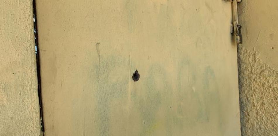 Esta pared fue impactada por una de las balas disparadas por los pistoleros. Fotos: Víctor Ramírez/Listín Diario.