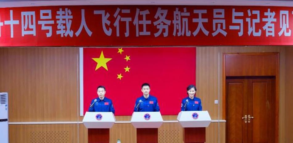 Los astronautas chinos Chen Dong, Liu Yang y Cai Xuzhe, la tripulación de la misión de vuelo espacial Shenzhou-14 programada para ser lanzada el 5 de junio, asisten a una conferencia de prensa en el Centro de Lanzamiento de Satélites de Jiuquan en Gansu, noroeste de China. Provincia el 4 de junio de 2022. STR / AFP