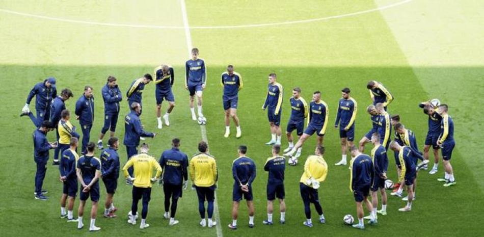 Los jugadores ucranianos forman un círculo durante un entrenamiento en el estadio Cardiff City en Cardiff, Gales.