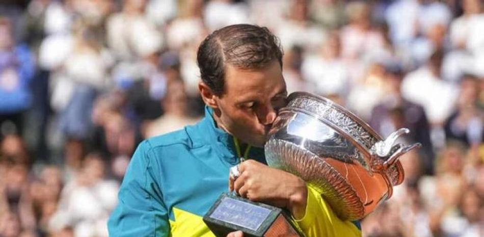 Rafael Nadal besa la copa de campeón del Abierto de Francia.