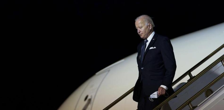 El presidente de Estados Unidos, Joe Biden, baja las escaleras del Air Force One en la Base Aérea de Dover, Delaware, el jueves 2 de junio de 2022, mientras se dirige a Rehobeth Beach, Delaware, para pasar el fin de semana. (AP Foto/Susan Walsh)