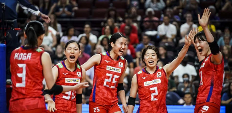Las japonesas celebran felices su triunfo 3-1 ante la República Dominicana.
