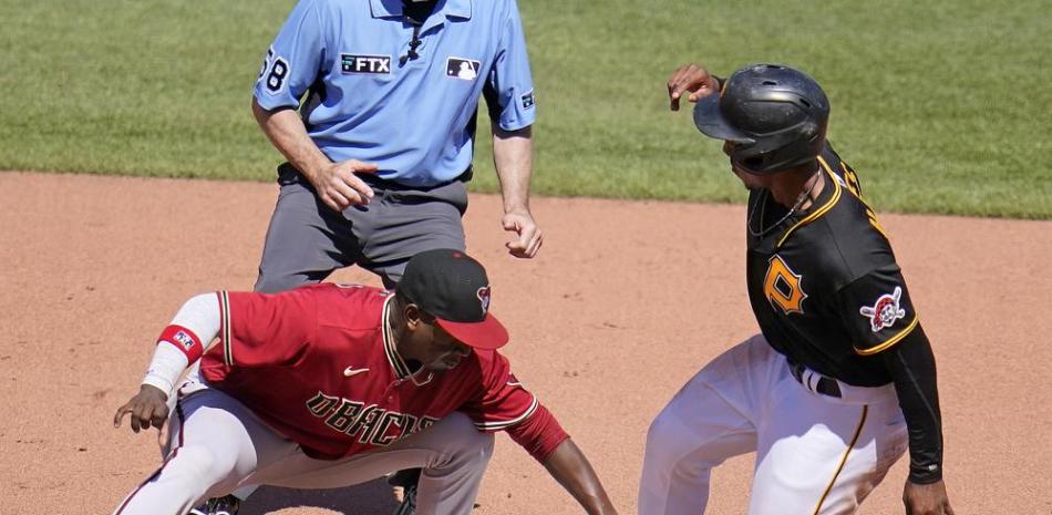 Ke'Bryan Hayes, de los Piratas de Pittsburgh, derecha, se roba la intermedia frenta al segunda base dominicano Ketel Marte.