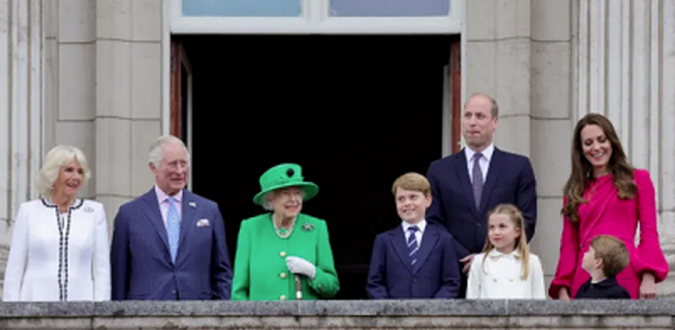 La reina Isabel II junto a su familia en el balcón del Palacio de Buckingham durante el Jubileo de Platino. Europa press.