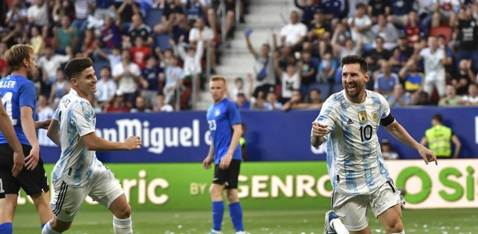 Lionel Messi celebra tras anotar el tercer gol de Argentina en un amistoso contra Estonia en Pamplona, España.