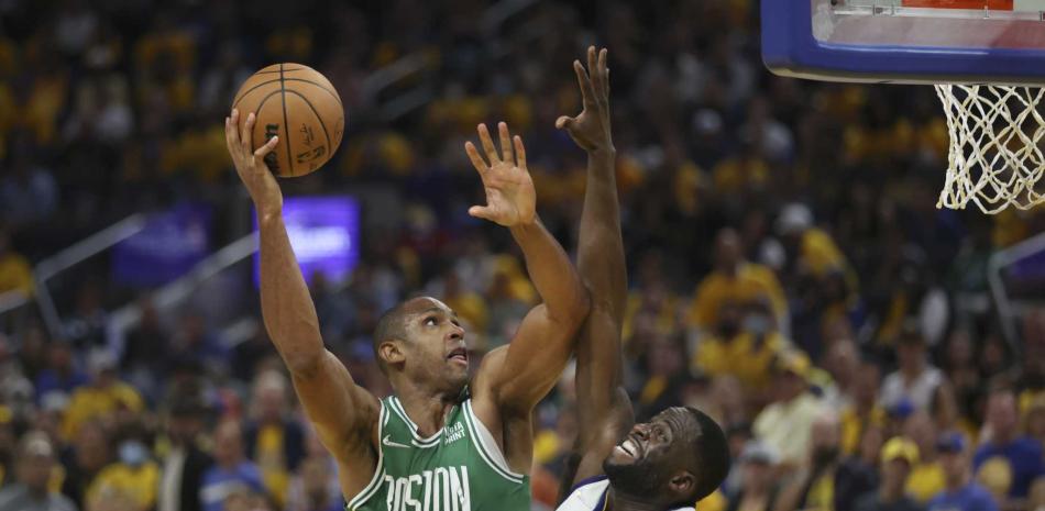 Al Horford, de los Celtics, trata de encestar un canasto frente a la defensa de Draymond Green, de Golden State, en el segundo partido de la serie final de la NBA.