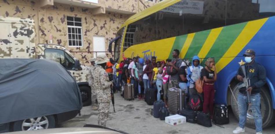 Haitianos que viajaban de forma ilegal en Caribe Tours. Foto: Cesfront.