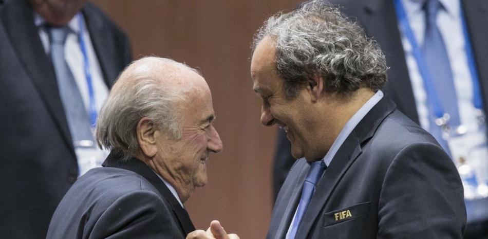 El entonces presidente de la FIFA Joseph Blatter saluda al entonces presidente de la UEFA Michel Platini luego que Blatter fuera reelegido en el cargo, en el 2015.