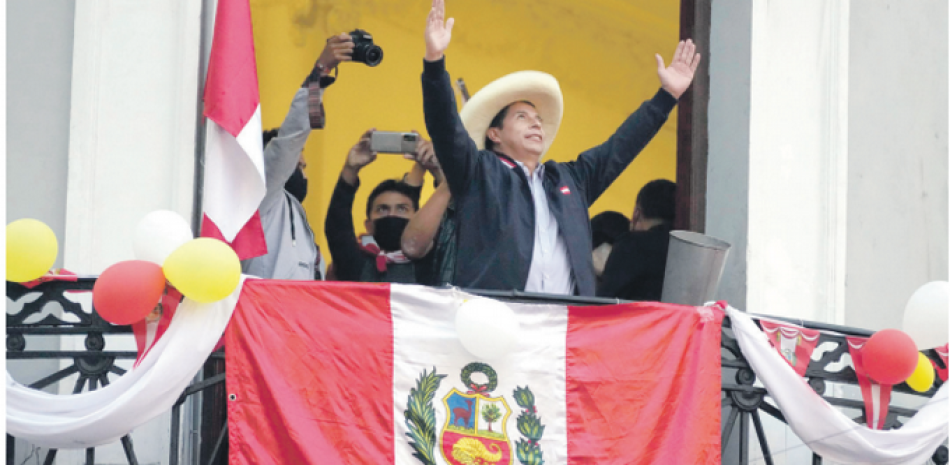El sábado pasado, integrantes de organizaciones, partidos políticos y movimientos sociales opositores marcharon por el centro de Lima para exigir la salida de Castillo, al que acusaron de ser “corrupto” y “comunista”. AP