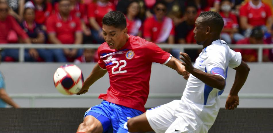 Carlos Martínez, de Costa Rica, aparece en acción durante un partido de la Liga de Naciones.