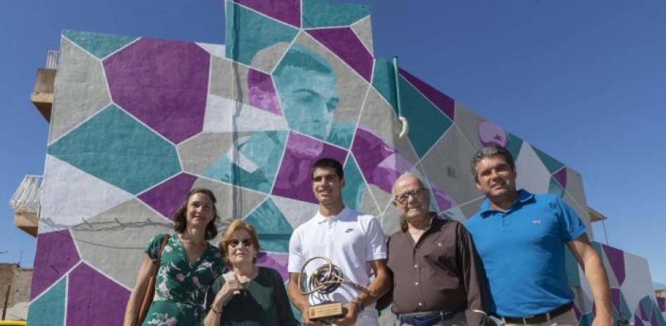 Carlos Alcaraz aparece en el centro luego de ser homenajeado con un grafiti en su pueblo de El Palmar.