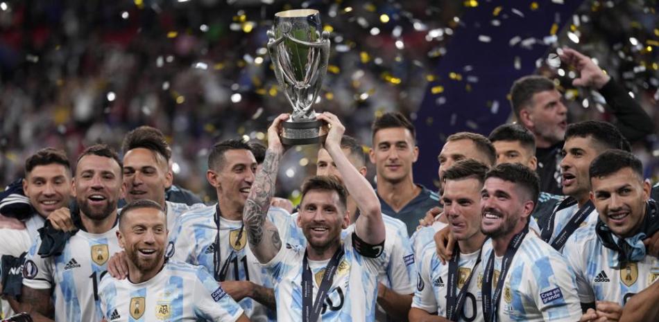 Lionel Messi alza el trofeo tras la victoria de Argentina ante Italia en la Finalissima en el estadio Wembley de Londres.