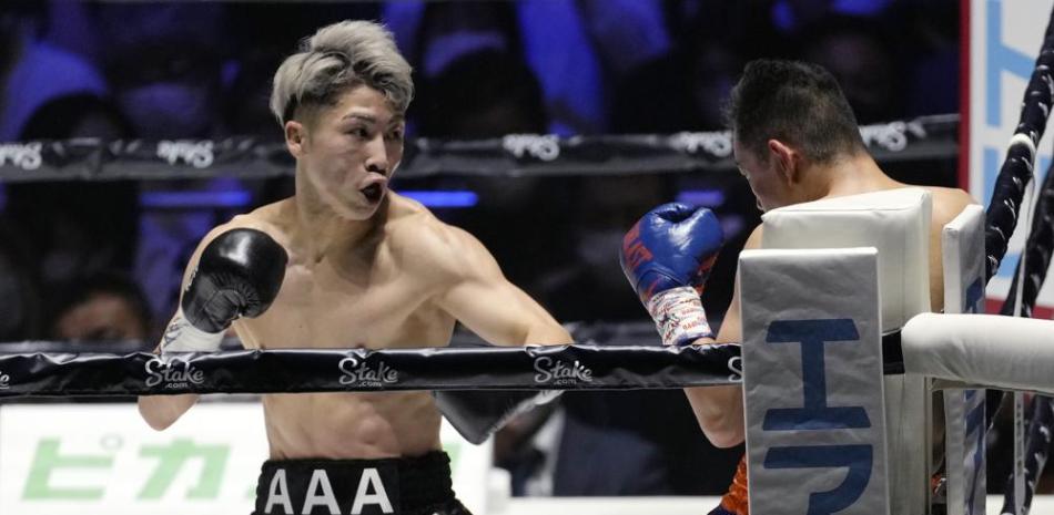 El filipino Nonito Donaire recibe el castigo del japonés Naoya Inoue en la pelea de unificación del título gallo de la AMB, CMB y FIB, en Saitama, Japón.