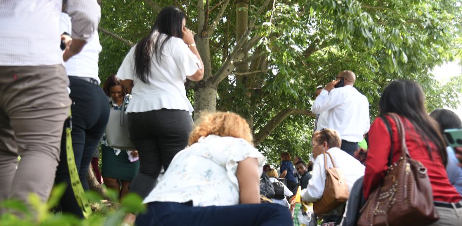 Personas se cubren luego del tiroteo en los alrededores del Ministerio de Medio Ambiente. JOSÉ ALBERTO MALDONADO/LD