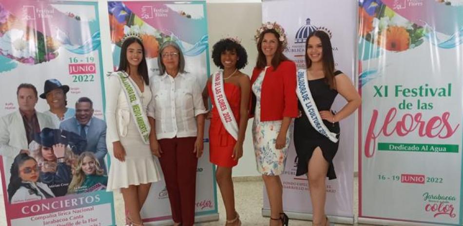 Eunice fundadora del Festival, Alba Yris Rodríguez  directora del Festival junto a las LasReinas de las Flores.