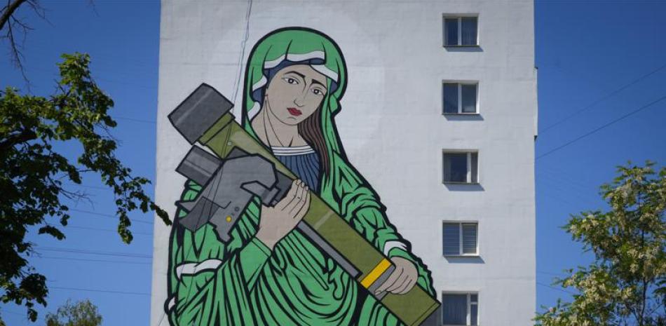 Una imagen de “Santa Javelina”, la Virgen María acunando un arma antitanque Javelin FGM-148 de fabricación estadounidense, en Kiev. AP