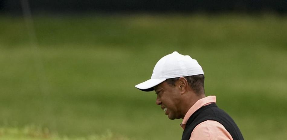 Tiger Woods hace una mueca en su camino al hoyo 18, durante la tercera ronda del Campeonato de la PGA, en Tulsa, Oklahoma.