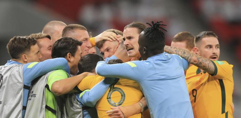 Los jugadores de Australia celebran la victoria 2-1 ante los Emiratos Árabes Unidos en el repechaje de Asia rumbo a la Copa Mundial.