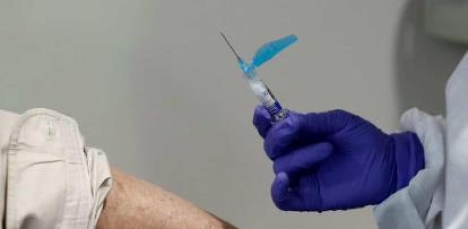 Personal sanitario suministra una vacuna de la gripe.

Foto: EFE/Jesús Diges