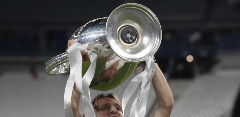 Luka Modric del Real Madrid alza el trofeo de la Liga de Campeones tras la victoria 1-0 ante Liverpool en la final.