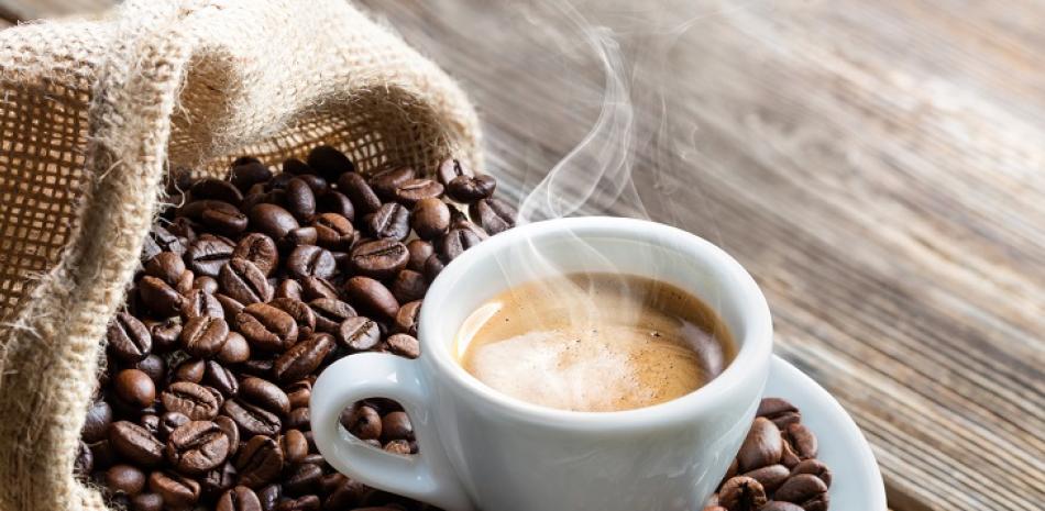 Se ha sugerido que la cafeína inhibe la producción de moléculas que generan desequilibrios químicos y aumentan el consumo de oxígeno en los riñones. ISTOCK